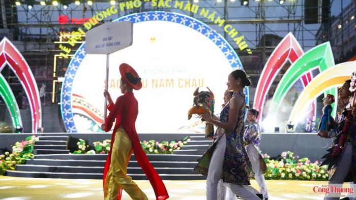 Các nghệ sĩ Nhà hát Múa rối Thăng Long rạng rỡ xuống phố, mang theo những chú rối gỗ - biểu tượng nghệ thuật truyền thống độc đáo của Việt Nam nhằm quảng bá di sản tới bạn bè quốc tế.