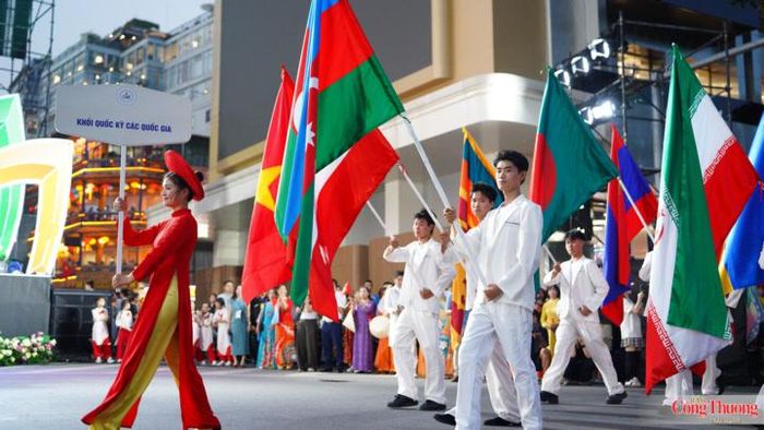 Khối quốc kỳ các quốc gia rực rỡ mở màn cho Lễ diễu hành đường phố, thể hiện tinh thần đoàn kết, hữu nghị và giao lưu văn hóa quốc tế sâu rộng tại sự kiện. 