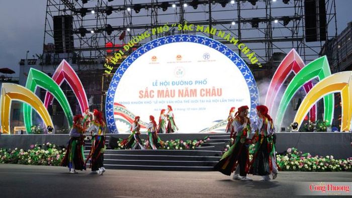 Tiết mục múa 'Con đĩ đánh bồng', điệu múa dân gian cổ truyền độc đáo của Câu lạc bộ múa trống bồng Triều Khúc mang đậm bản sắc của vùng đất Thăng Long, tỏa sáng rực rỡ trên sân khấu chính của sự kiện.