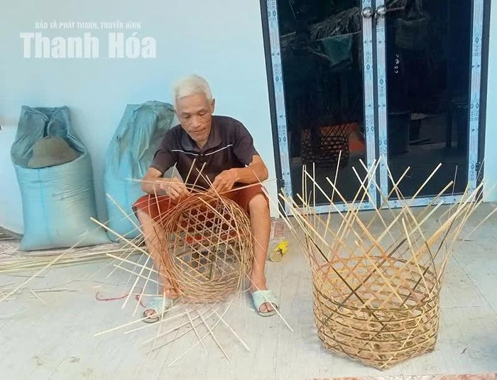 Ông Hà Hải Hoàn đang đan sọt đựng lễ vật hỏi cưới vợ của khách.
