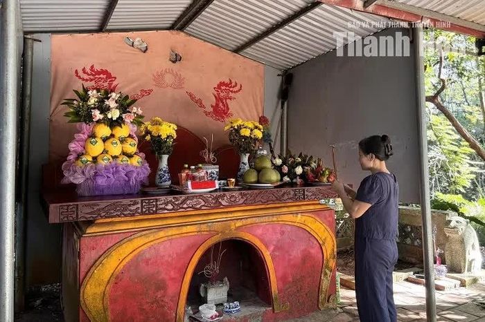 Người dân địa phương dâng hương tưởng nhớ công lao, đóng góp của bà Hàng Dầu.