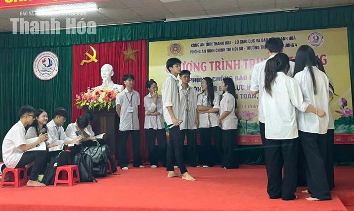 Học sinh Trường THPT Quảng Xương 4 tham gia Chương trình truyền thông về phòng, chống bạo lực học đường.