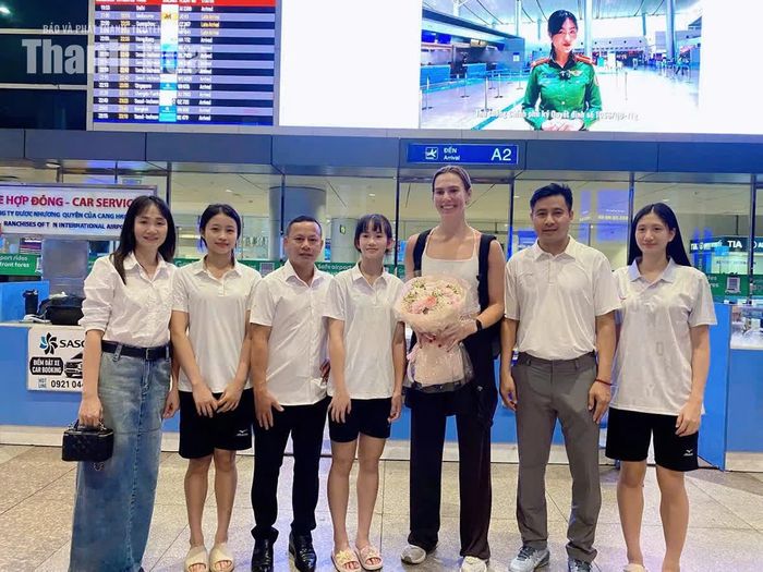 Đại diện lãnh đạo Trung tâm Huấn luyện và Thi đấu Thể thao tỉnh Thanh Hóa cùng ban huấn luyện và các cầu thủ ra sân bay đón ngoại binh Claire Hoffman.