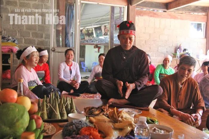 Ông Đinh Văn Dung, thôn Thành Yên, xã Thành Vinh thực hiện nghi thức cúng cơm mới của người Mường.