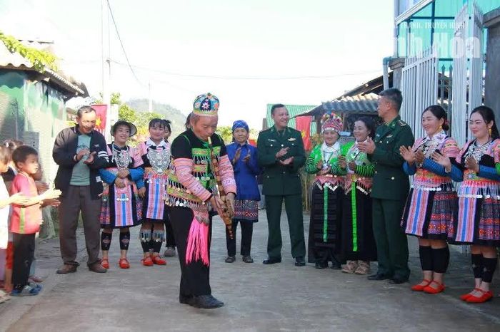 Thổi và múa khèn Mông tại xã Nhi Sơn do người cao tuổi trình diễn.