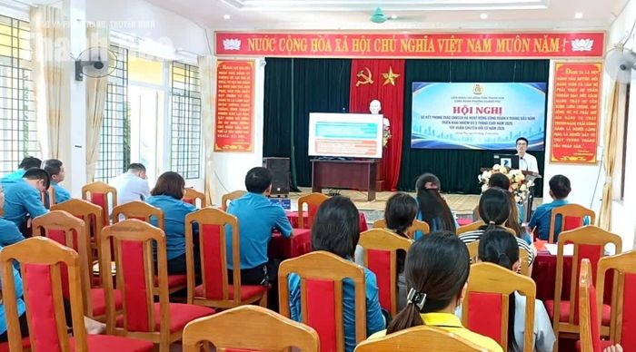 Đại diện VNPT Thanh Hóa hướng dẫn cán bộ công đoàn ứng dụng công nghệ số, trí tuệ nhân tạo (AI) trong hoạt động công đoàn.