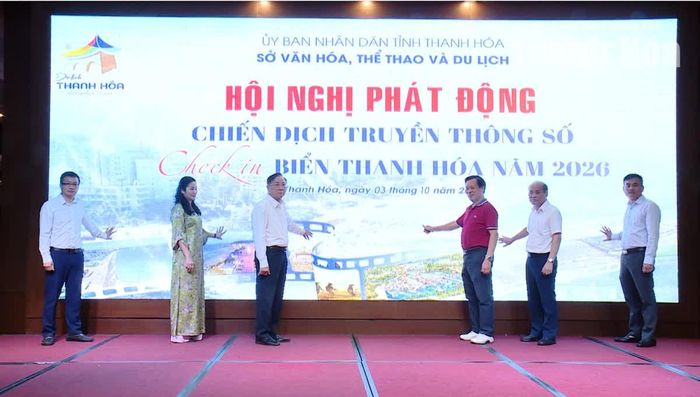 Đại diện Ban Tuyên giáo Tỉnh ủy, Sở Văn hóa, Thể thao và Du lịch cùng các đại biểu thực hiện nghi thức phát động Cuộc thi ảnh, video trải nghiệm du lịch biển Thanh Hoá năm 2026.