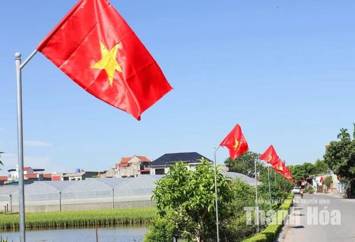 Sau một tuần triển khai, với sự chung sức, đồng lòng của cán bộ và Nhân dân, tuyến đường đã được lắp đặt 220 cột cờ, 220 lá cờ Tổ quốc, với tổng kinh phí 80 triệu đồng từ nguồn đóng góp tự nguyện của Nhân dân và con em xa quê.
