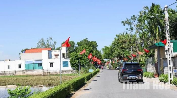 Cùng với đó, người dân thôn Bái Nại chung tay, đồng lòng góp 146 ngày công để chỉnh trang, vệ sinh tuyến đường, dựng những cột cờ ngay ngắn. Mỗi lá cờ được treo lên là gửi gắm tình yêu quê hương và ý thức trách nhiệm gìn giữ cảnh quan chung.