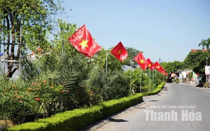 Sắc đỏ sao vàng thắm tươi tung bay trong gió, trở thành điểm nhấn trang nghiêm, khơi gợi niềm tự hào dân tộc trong mỗi người con quê hương Bái Nại.