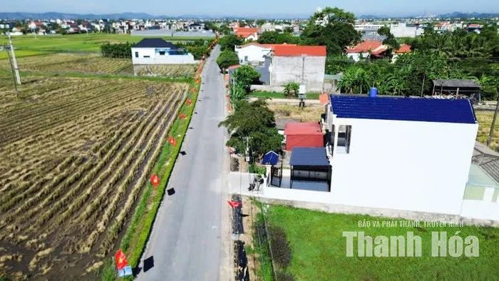 Tuyến đường chính dọc thôn Bái Nại, xã Hồ Vương dài 1.115m được khoác lên mình “màu áo mới” rực rỡ với mô hình “Đường cờ Tổ quốc”, mang đến diện mạo khang trang, yên bình của một vùng quê đổi mới.
