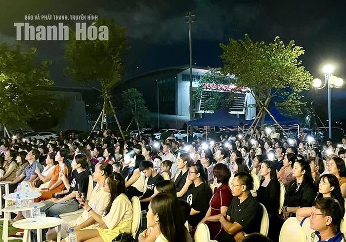 Đông đảo công chúng yêu nhạc xứ Thanh góp mặt tại sân khấu bên hồ của Báo và Phát thanh, truyền hình Thanh Hóa để thưởng thức Trạm âm nhạc “Cả một trời thương nhớ”.