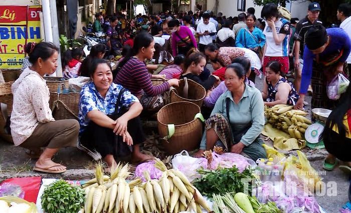 Chợ phiên Na Mèo tấp nập vào sáng thứ 7 hàng tuần.