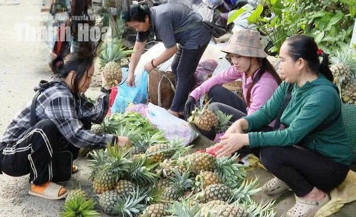 Chị Nang Yit (áo hồng) dang chọn hàng cho khách.