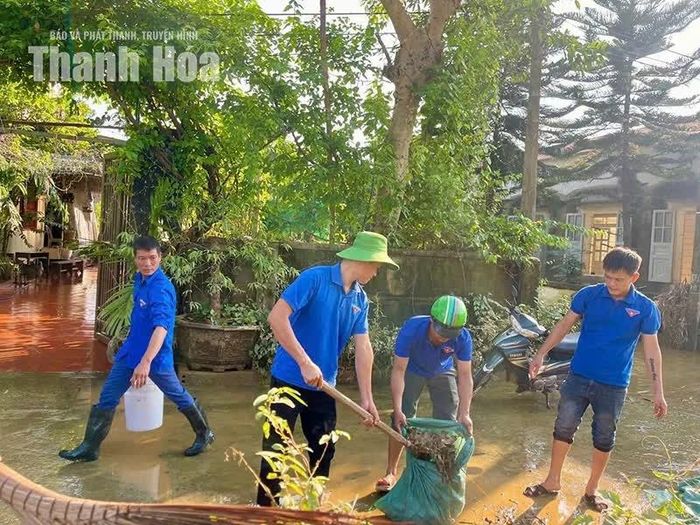 Những việc làm thiết thực của đoàn viên thanh niên giúp các hộ dân sớm ổn định cuộc sống sau mưa bão.