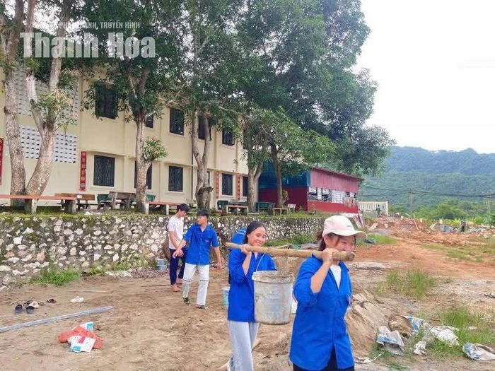Đoàn viên thanh niên xã Sơn Điện hỗ trợ trường học khắc phục hậu quả cơn bão số 4.