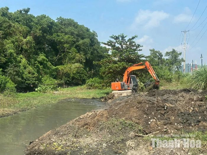 Thực hiện nạo vét, khơi thông dòng chảy tại cửa xả Ngô Sỹ Liên dẫn nước thoát ra sông Nhà Lê.