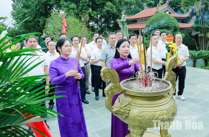 Chủ nhiệm UBKT Tỉnh ủy Thanh Hóa Phạm Thị Thanh Thủy và Chủ nhiệm UBKT Tỉnh ủy Thái Nguyên Hoàng Thu Trang dâng hương tưởng niệm Chủ tịch Hồ Chí Minh.