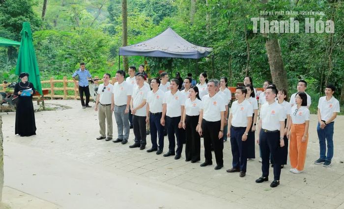 Đoàn dâng hoa, dâng hương tại Khu tưởng niệm Chủ tịch Hồ Chí Minh và các vị tiền bối cách mạng trong Khu di tích quốc gia đặc biệt Tân Trào, xã Tân Trào, tỉnh Tuyên Quang.