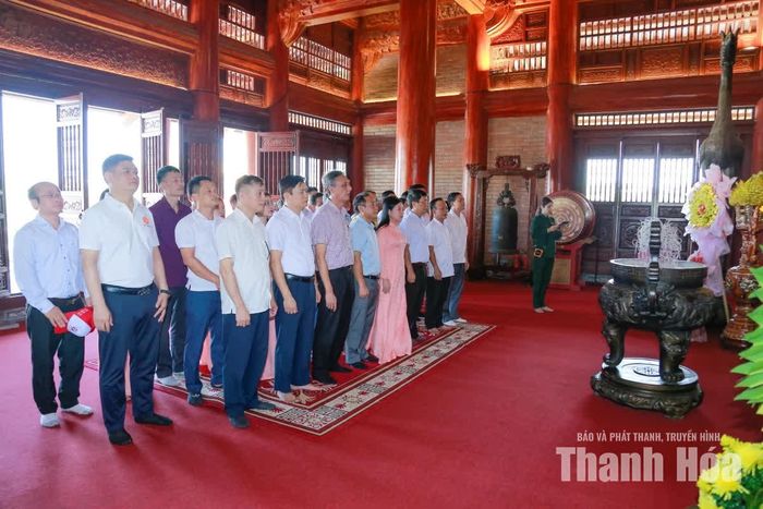 Đoàn công tác dâng hương, dâng hoa tại Khu di tích lịch sử Quốc gia địa điểm lưu niệm các thanh niên xung phong Đại đội 915 thuộc Đội 91 Bắc Thái, phường Gia Sàng, tỉnh Thái Nguyên.