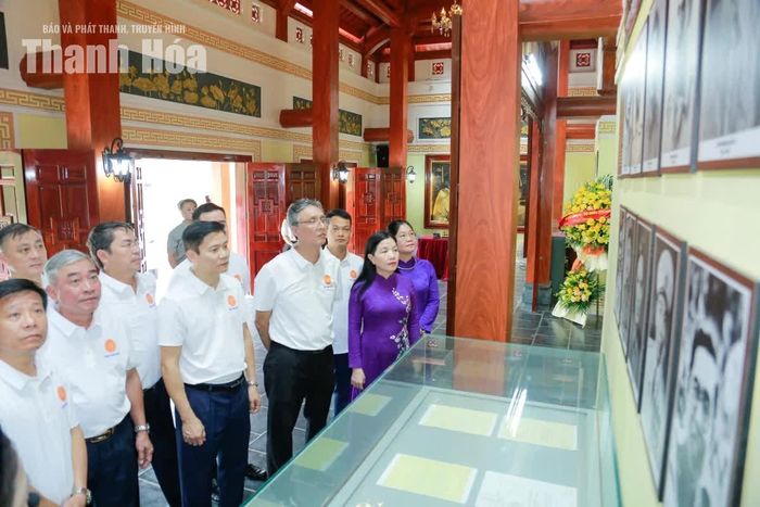 Các đại biểu tham quan Di tích lịch sử địa điểm đồi Pụ Đồn (đồi Phong Tướng), xóm Tỉn Keo, xã Phú Đình.