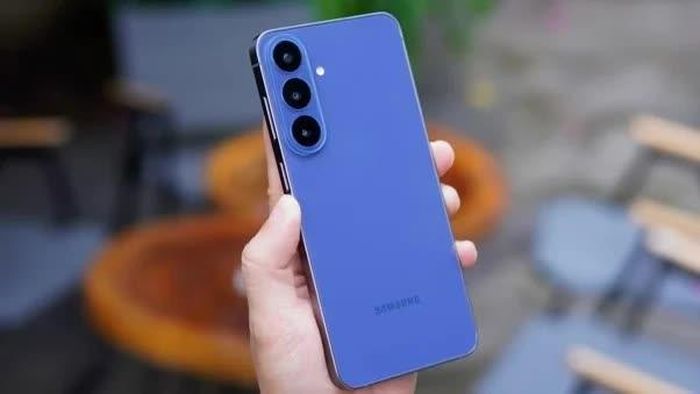 Thiết kế điện thoại Samsung mỏng nhẹ, bo cong, cầm nắm thoải mái.