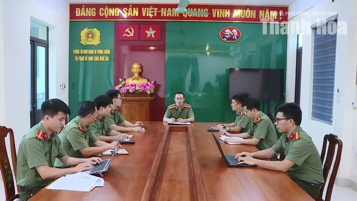 Thượng tá Nguyễn Xuân Toán, Phó Trưởng phòng An ninh mạng và phòng, chống tội phạm công nghệ cao, Công an tỉnh làm việc với tổ công tác về triển khai các giải pháp tuyên truyền, đấu tranh xử lý với hành vi phát tán hình ảnh giả mạo.
