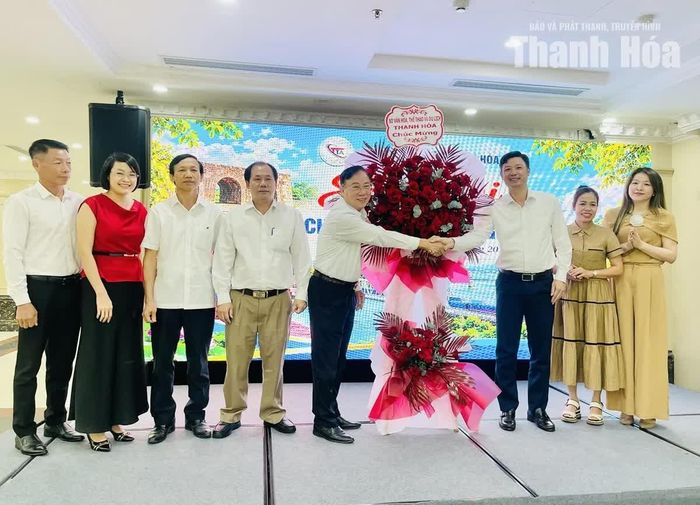 Giám đốc Sở Văn hóa, Thể thao và Du lịch Lê Văn Trung tặng hoa chúc mừng Hiệp hội Du lịch tỉnh nhân ngày Doanh nhân Việt Nam (13/10).