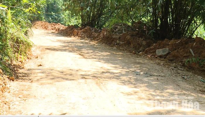 Tuyến đường vào khu vực bãi chôn lấp chất thải rắn sinh hoạt tạm xã Sao Vàng.