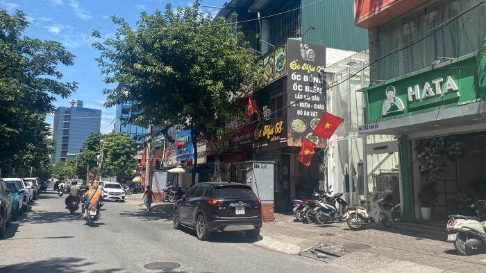 Mặt tiền phố Thái Hà hiện có nhiều của hàng kinh doanh.