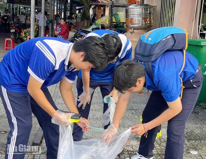 Đoàn viên, thanh niên nhặt rác xung quanh khu vực Di tích lịch sử - văn hóa mộ và đình Nguyễn Trung Trực.