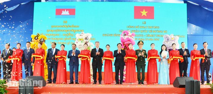 Các đại biểu thực hiện nghi thức cắt băng khai trương cặp Cửa khẩu quốc tế đường bộ Khánh Bình - Chrey Thom.