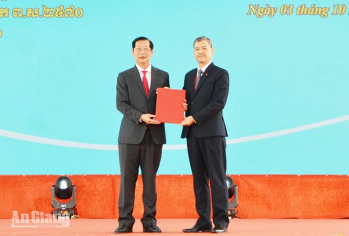 Phó Chủ nhiệm Ủy ban Biên giới quốc gia, Bộ Ngoại giao Nguyễn Hoàng Hải trao Nghị quyết của Chính phủ về việc phê duyệt nâng cấp Cửa khẩu chính Khánh Bình lên Cửa khẩu quốc tế đường bộ Khánh Bình cho Phó Chủ tịch UBND tỉnh An Giang Lê Văn Phước.