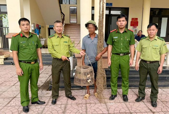  Lực lượng chức năng xử lý một trường hợp bắt, bẫy động vật hoang dã trái phép. 