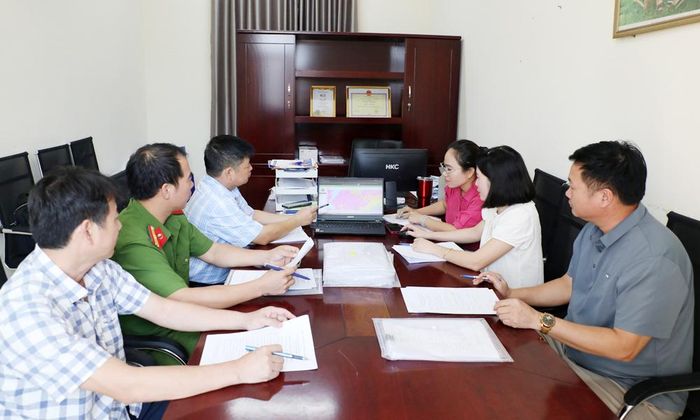  Xã Biển Động rà soát, cập nhật danh sách các hộ dân có sổ đỏ thế chấp, tín chấp trong ngân hàng, tổ chức tín dụng để phục vụ công tác làm giàu dữ liệu đất đai. 