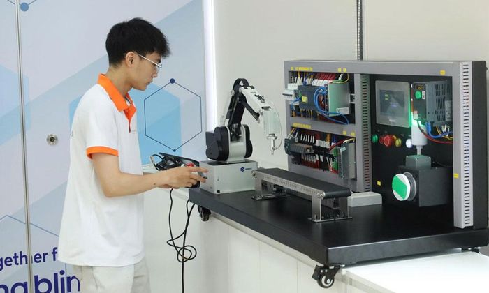 Sinh viên Trường Cao đẳng công nghệ Việt - Hàn Bắc Giang thực hành trên rô bốt trong giờ học về bán dẫn.