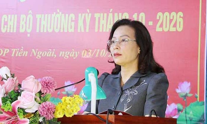  Đồng chí Nguyễn Thị Hương phát biểu tại buổi sinh hoạt. 