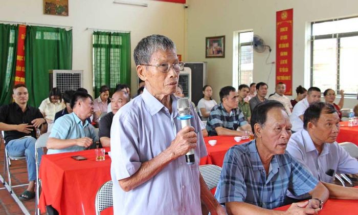  Đảng viên phát biểu ý kiến tại buổi sinh hoạt. 