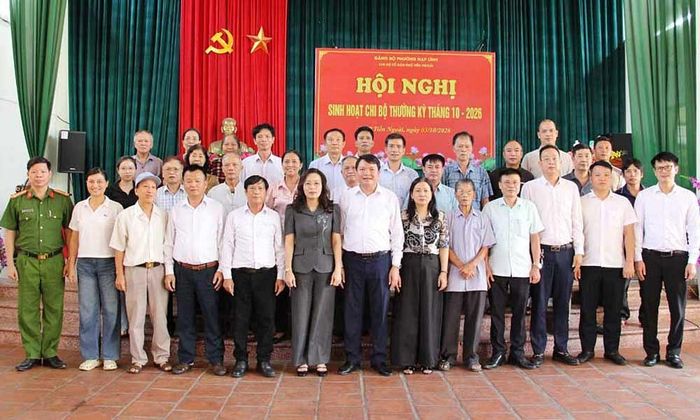  Đồng chí Nguyễn Thị Hương và lãnh đạo Đảng ủy phường Hạp Lĩnh cùng các đại biểu và đảng viên Chi bộ Tiền Ngoài. 