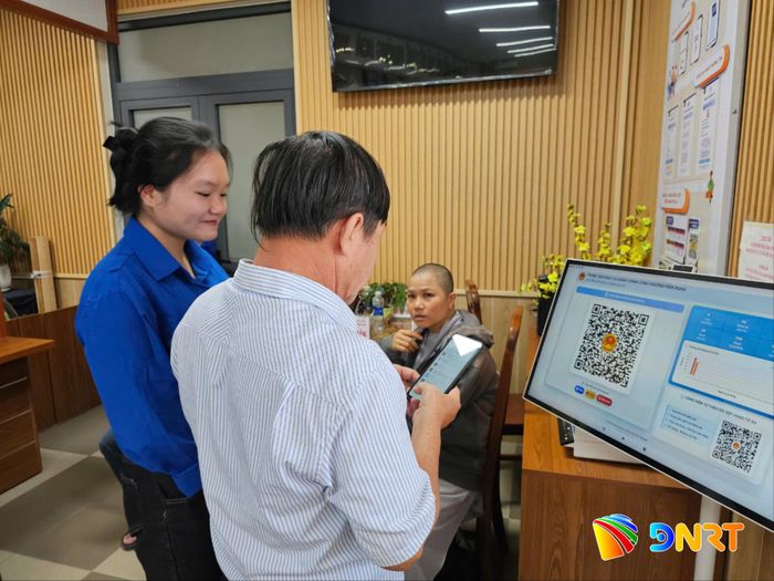 Việc ứng dụng mã QR và các phần mềm hẹn giờ giao dịch trực tuyến giúp minh bạch hóa quy trình và giảm tối đa thời gian chờ đợi cho người dân. Ảnh: HỮU ANH