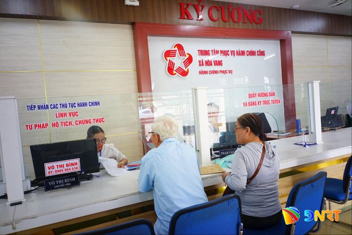 Người dân thực hiện thủ tục hành chính tại Trung tâm Phục vụ hành chính công xã Hòa Vang. Ảnh: LÂM VIÊN