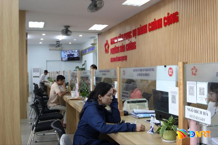 Người dân làm thủ tục tại Trung tâm Phục vụ hành chính công phường Hòa Cường. Ảnh: HỮU ANH