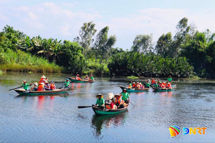 Trên địa bàn thành phố hiện có một số mô hình bảo tồn đa dạng sinh học kết hợp phát triển du lịch cộng đồng khá hiệu quả. TRONG ẢNH: Du khách trải nghiệm du lịch cộng đồng Cẩm Kim, phường Hội An. Ảnh: QUỐC TUẤN