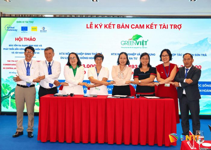 Ba hợp tác xã trên địa bàn thành phố đón nhận các gói tài trợ gắn với phát triển xanh trong khuôn khổ hội thảo quốc tế “Bảo tồn đa dạng sinh học và phát triển bền vững khu vực miền Trung và Tây Nguyên” lần thứ VII. Ảnh: HÀ SẤU