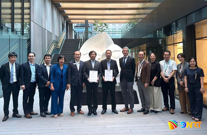Đại diện Trung tâm Hỗ trợ khởi nghiệp đổi mới sáng tạo Đà Nẵng và Công ty Universal Materials Incubator (Nhật Bản) trao biên bản ghi nhớ hợp tác. Ảnh: Sở Khoa học và Công nghệ