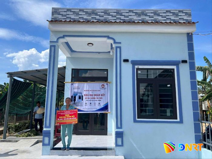 Bàn giao nhà Đại đoàn kết cho một hộ dân tại xã Thăng Trường. Ảnh: VĨNH LỘC