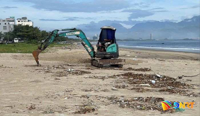 Phương tiện cơ giới được huy động để cào, thu gom rác tấp vào các bãi biển du lịch. Ảnh: HOÀNG HIỆP