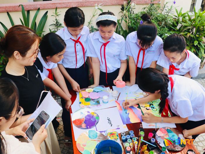 Học sinh hào hứng thi vẽ tranh. Ảnh: QUỐC TUẤN