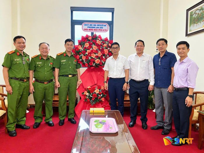 Lãnh đạo phường An Hải tặng hoa chúc mừng Phòng Cảnh sát phòng cháy, chữa cháy và cứu nạn, cứu hộ Công an thành phố. Ảnh: BÙI HƯỜNG