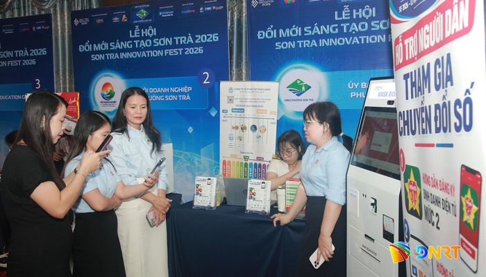 Không gian lễ hội có gian hàng hỗ trợ người dân tiếp cận các công cụ số thiết thực như VNeID, dịch vụ công trực tuyến. Ảnh: ĐẮC MẠNH